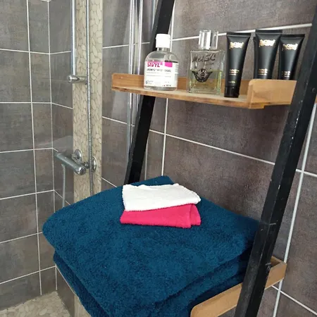 Et Salle D'eau Dans Dependance 20 M2, Velos بيت ضيافة